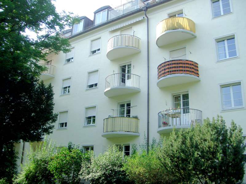 Vermietete 2-Zi.-Altbauwohnung in Schwabing mit wunderbarem Blick vom Balkon in den ca. 5.000 m² großen Innenhof, Destouchestraße